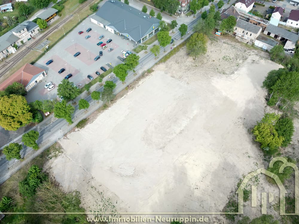 das Grundstück