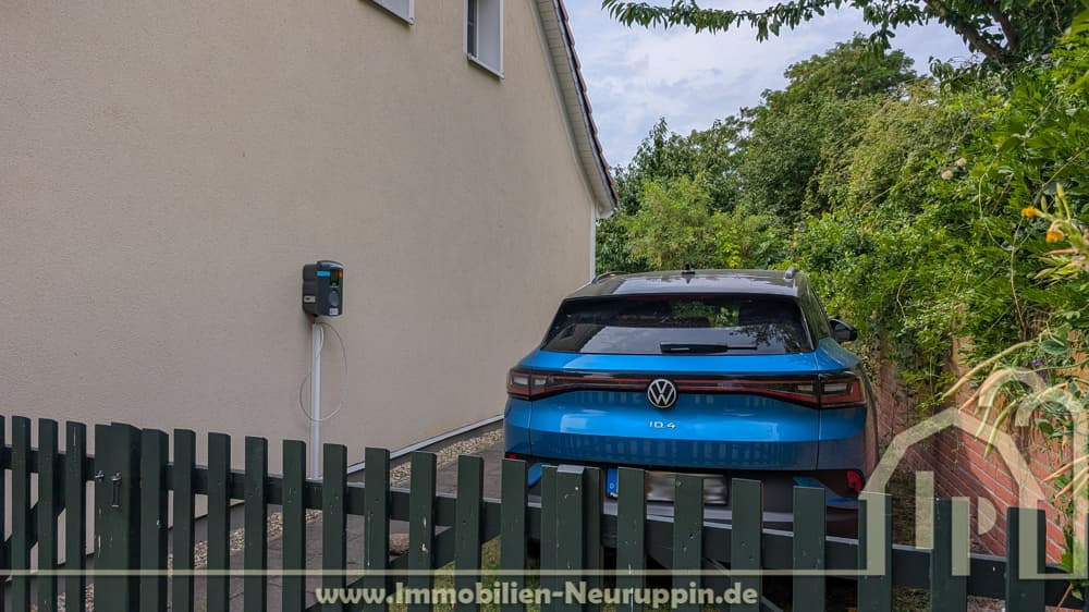 Einfahrt mit Wallbox