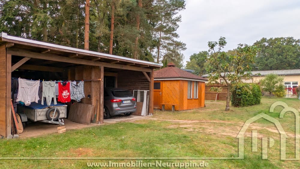 Carport mit Gartenhäuschen